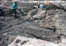 830292 Afbeelding van archeologen tussen de opgravingen van de restanten van het vroegere Kasteel Vredenburg op het ...